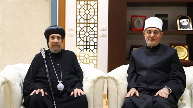 الأنبا إرميا يزور مفتي الجمهورية للاطمئنان على صحته بعد عملية القسطرة