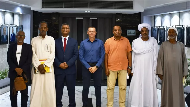 محافظ أسوان يستمع لمطالب أهالي الكوبانية ويوجه بسرعة وضع الحلول