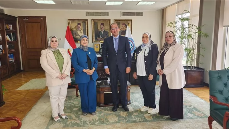 نقيب التمريض تناقش زيادة بدل النوبتجية والسهر مع وزير المالية 