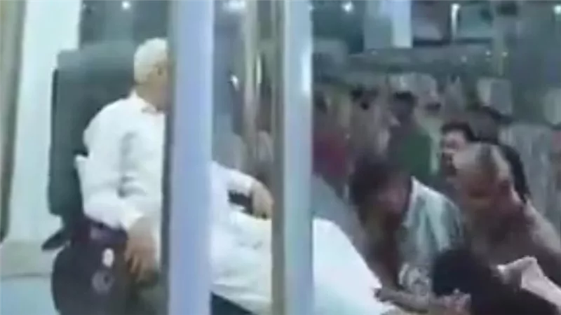 زعيم ديني يثير الجدل في الهند.. أتباعه يتمسحون بقدميه داخل معبد|شاهد