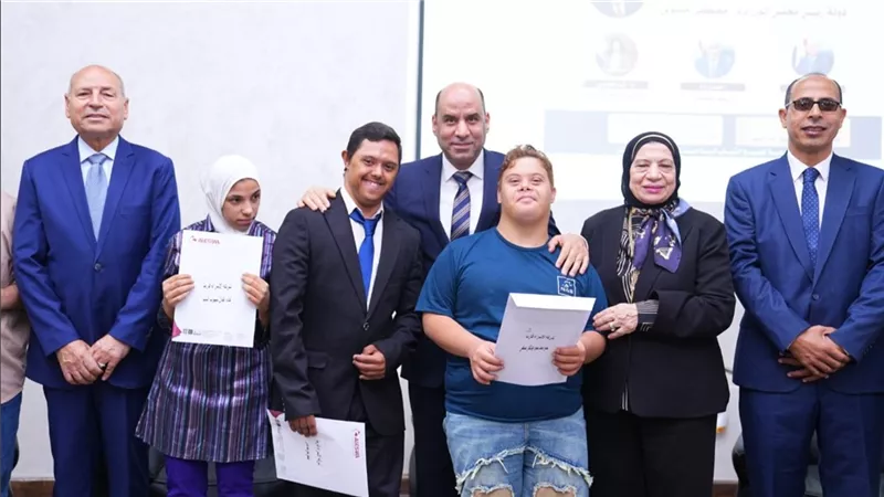 قبل أن يبدأ عمله.. وزير العمل يراجع عقد أحد أشخاص «ذوي الهمم» لضمان حقوقه