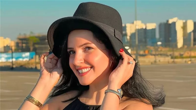 الإعلامية داليا أشرف تستغيث: فيه أكونت Fake واخد صورة بوشي ومركب بيها صور Ai