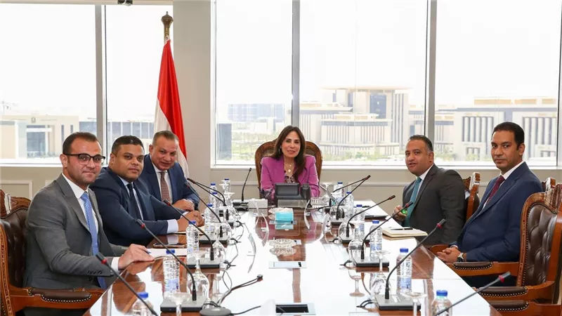 وزيرة الإسكان تستعرض رؤية الوزارة لتطوير آليات العمل بالهيئة العامة بقطاع السياحة