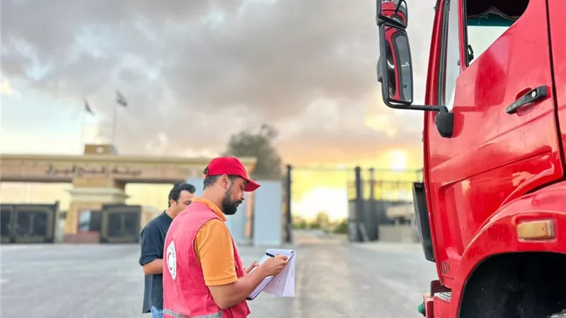 بأطنان من المساعدات الطبية.. الهلال الأحمر المصري يدفع قافلة زاد العزة 268