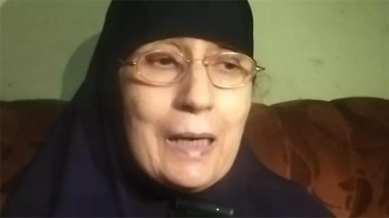 زوجها كان بيسمعلها ويشجعها.. سبعينية من المنوفية تسمع القرآن من الجلدة للجلدة 
