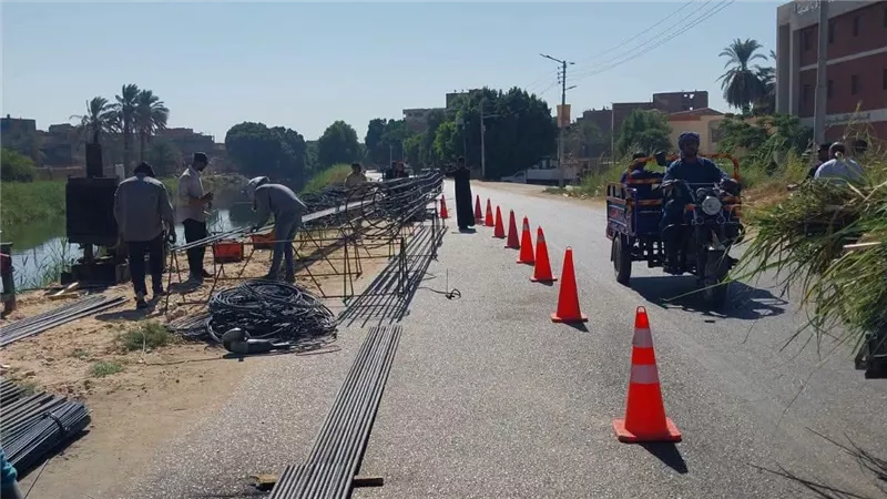 بدء أعمال الخوازيق لمعالجة انهيار الطريق الغربي السريع بإسنا