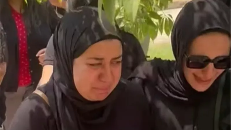 منهارة وبتعيط.. ابنة الفنان محمد التاجي تودع والدها أثناء تشييع جثمانه