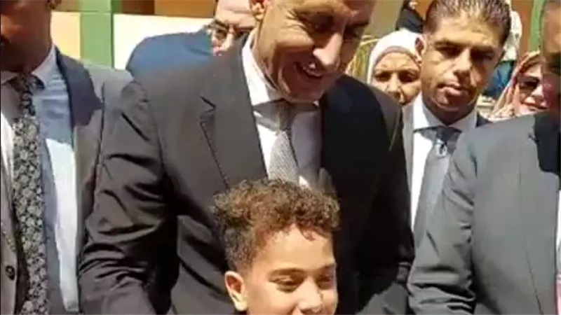 «احلق شعرك وخليه شكله حلو».. مواقف إنسانية لوزير التعليم خلال جولته بالقليوبية