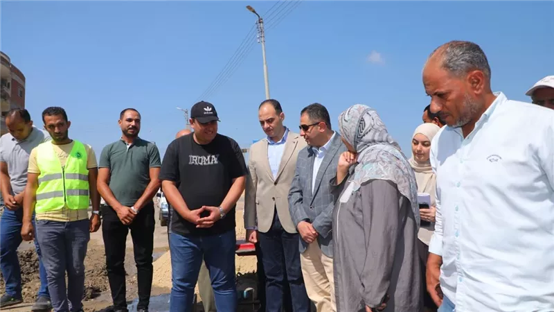 كسر خط مياه 24 بوصة في قرية العدلية.. محافظ دمياط يتابع أعمال الإصلاح ميدانيًا