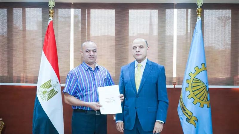 محافظ الغربية يُسلّم 4 عقود تقنين لأراضي أملاك الدولة للمستفيدين عبر المنصة 