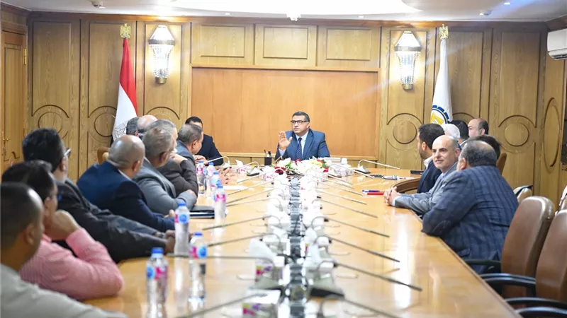 محافظ قنا يشهد توقيع عقد إنشاء محطة رفع وخط طرد وشبكات انحدار قرى أبنود 
