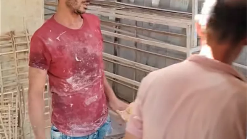 «شغال بالحب».. استغاثة من عامل فرن بتوزيع الخبز للمعارف وترك الأهالي