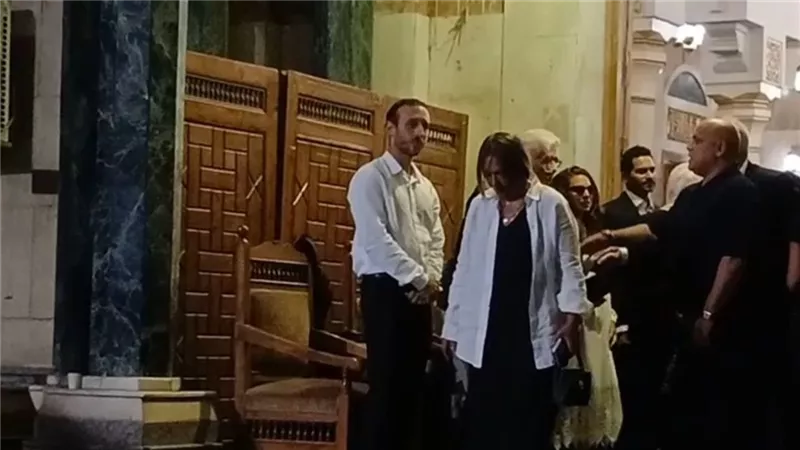 نجوم الفن يقدمون واجب العزاء في نبيل الشاذلي زوج المنتجة ماريان خوري | صور