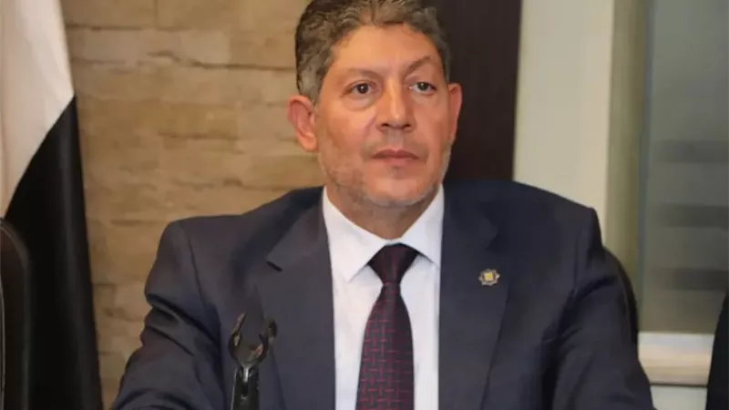 مساعد رئيس حزب المصريين يثمن جهود بدر عبد العاطي في تطوير الخدمات القنصلية