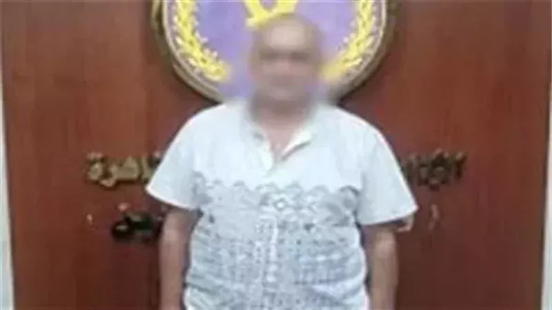 التحقيق مع عاطل انتحل صفة موظف حي بالقاهرة للنصب على أصحاب المحال