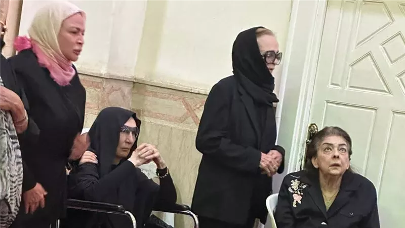 نجلاء فتحي تنهار أثناء تشييع جثمان ابنتها ياسمين |صور