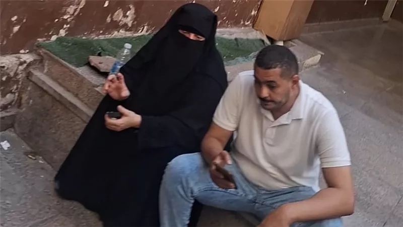 انهيار شقيقة القاضي المزيف عقب وصوله للمحكمة بمصر الجديدة