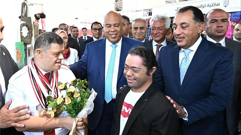 رئيس الوزراء يتفقد 8 أجنحة لمنتجات ذوي الهمم بمعرض «أهلًا مدارس 2026»