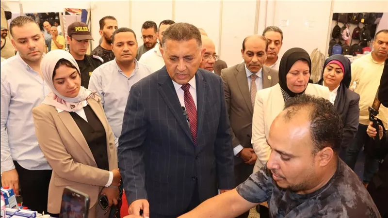 محافظ القليوبية يفتتح أول معارض «أهلًا مدارس» بشبرا الخيمة ويشيد بتنوع المعروض