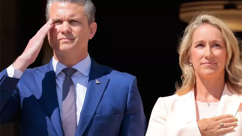 من البنتاجون إلى البيت الأبيض.. كيف تصنع جينيفر هيجسيث نفوذ زوجها السياسي؟