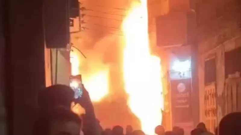 السيطرة على حريق التهم طابقين و