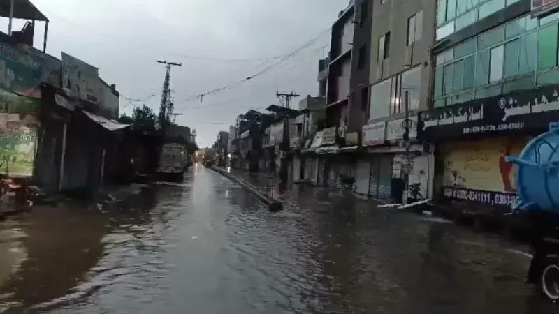 شلل مروري وإغلاق مدارس بالكامل.. سيول باكستان تحول الشوارع إلى أنهار