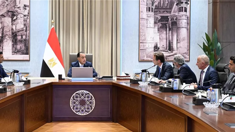 رئيس الوزراء يبحث مع رئيس 