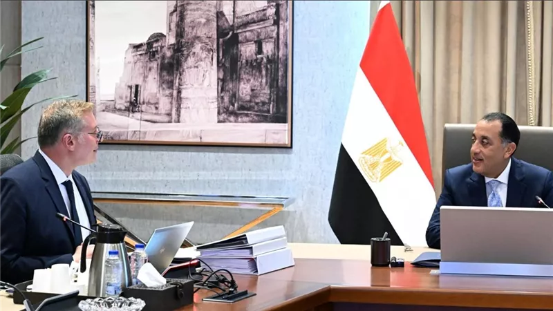 مدبولي يتابع مع وزير البترول تأمين احتياجات الطاقة وزيادة الإنتاج المحلي