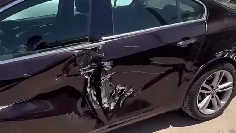 «العربيات النقل من غير نمر آخرها إيه؟».. استغاثة بعد انقلاب سيارة على المحور