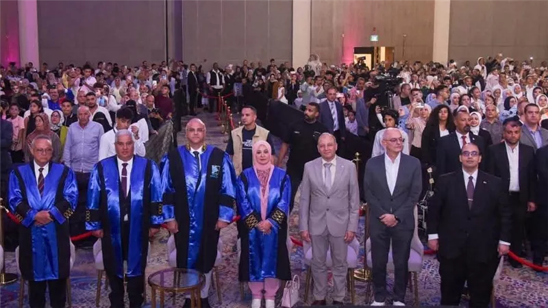 رئيس جامعة كفر الشيخ يشارك بحفل تخرج الدفعة الأولى من «برج العرب التكنولوجية»