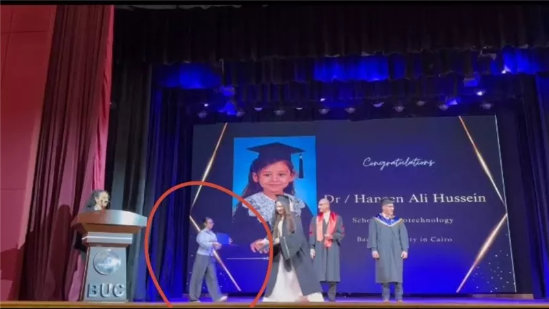 «تزييف للحقائق».. محامي طالبة بدر يفجر مفاجأة بشأن صورة استلامها شهادة التخرج
