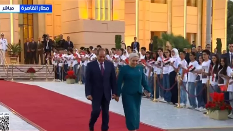 بث مباشر.. الرئيس السيسي يستقبل الرئيس الصيني شي جين بينج في مطار القاهرة