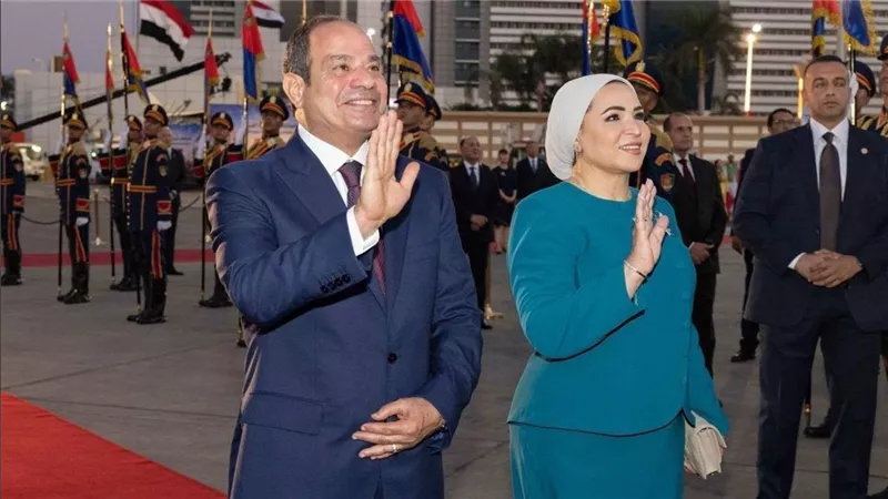 الرئيس السيسي وقرينته يودعان الرئيس الصيني وزوجته بمطار القاهرة الدولي