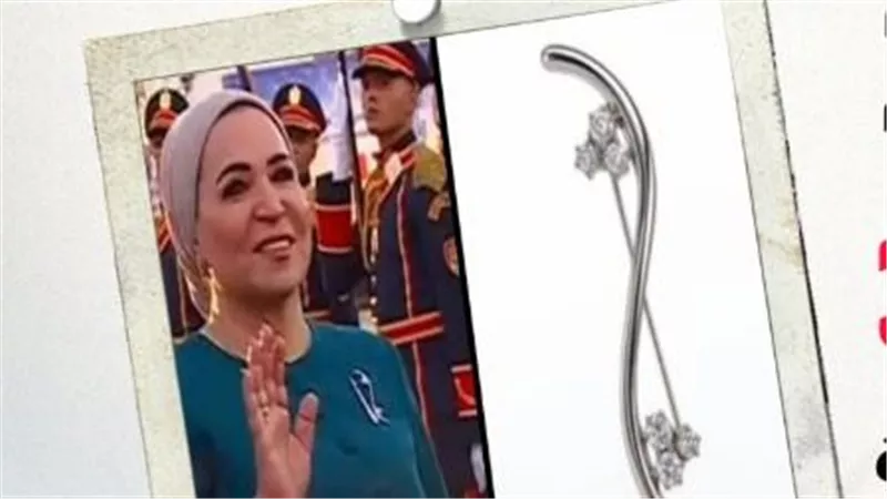 خلال استقبال الرئيس الصيني.. «بروش» مستوحى من شعار السلام الصيني يزين إطلالة انتصار السيسي