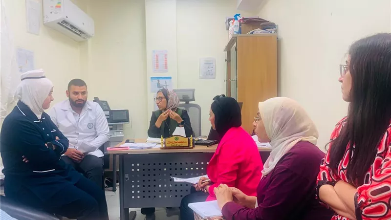 الفرق الإشرافية للرعاية الأولية تتفقد وحدة طب أسرة السادات لمتابعة الخدمات 