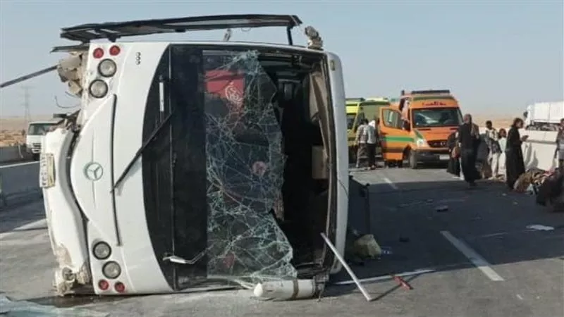 مصرع 16 شخصا وإصابة 28 آخرين في انقلاب أتوبيس بنويبع | القصة الكاملة