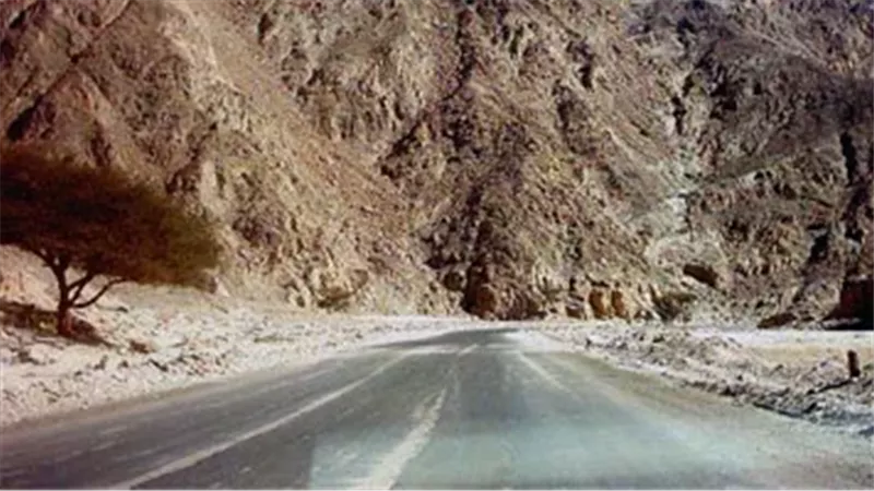 عودة الحركة بطريق دهب – نويبع بعد رفع آثار حادث الأتوبيس وبدء التحقيقات