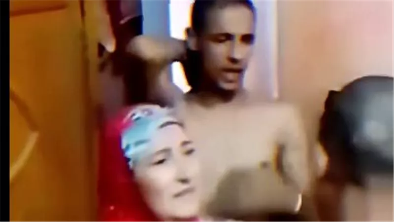 «ابني بيضربني».. فيديو صادم لشاب يعتدي على والدته ويهدد والده.. والأخت توثق المأساة