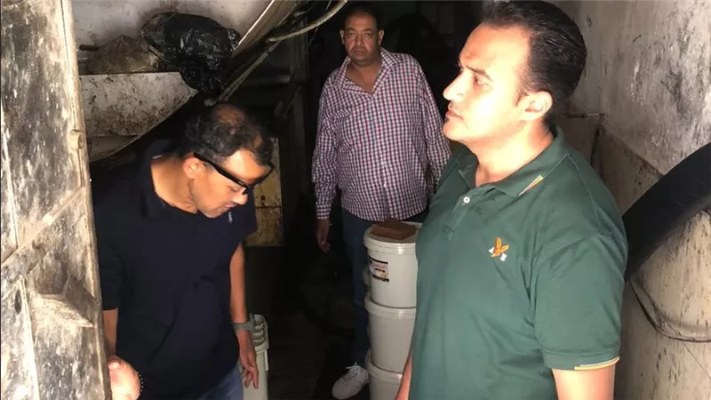 ضبط 2 طن زيت طعام مجهول المصدر داخل مخزن غير مرخص بالإسكندرية