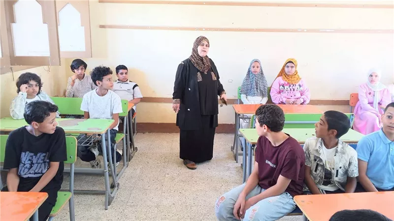 مدير عام المواد الثقافية بمنطقة السويس الأزهرية تتابع اختبارات المحولين 