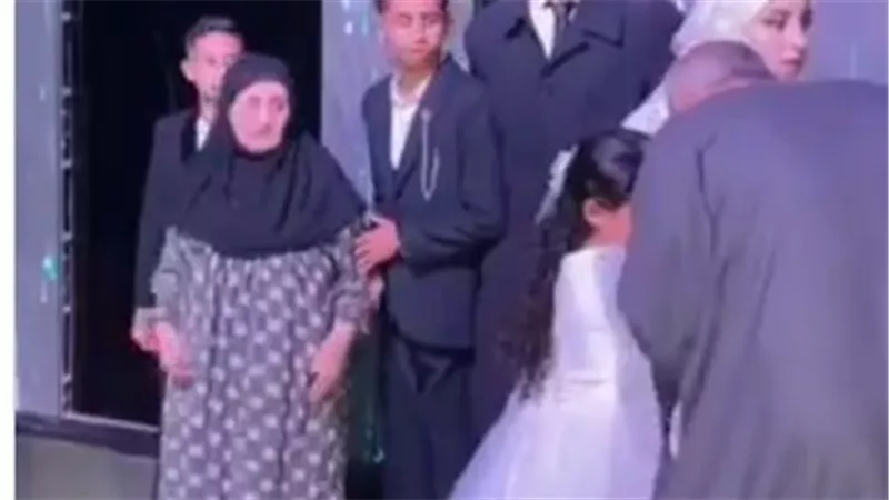  «انزلي متبوظيش المشهد».. هل طردت عروس جدتها من على المسرح في ليلة زفافها؟
