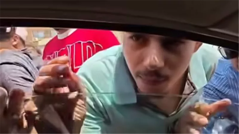 «أخدوا حقي وروعوا ولادي».. رجل يوجه رسالة مؤثرة بعد تعرضه وأطفاله للاعتداء داخل سيارته