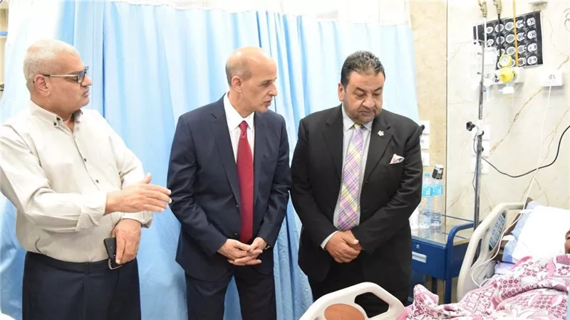 رئيس جامعة بني سويف يزور والد الطفل محمد ويشيد بشجاعة نجله في إنقاذه| صور