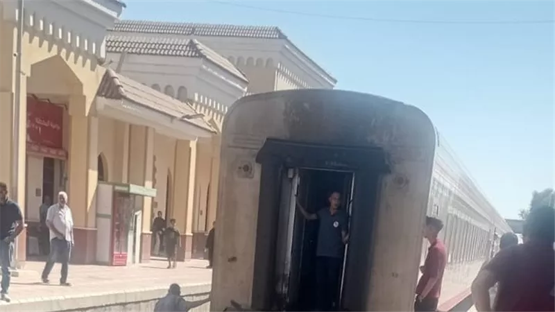 عطل مفاجئ بقطار 937 القادم من المنيا إلى القاهرة.. فصل عربة مكيفة بمحطة مغاغة