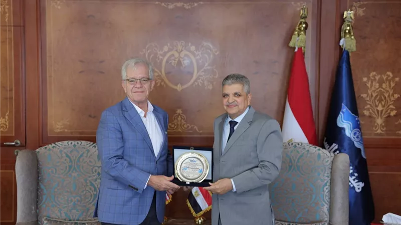 الفريق أسامة ربيع يبحث سبل التعاون المشترك مع القائم بأعمال السفير الأمريكي 