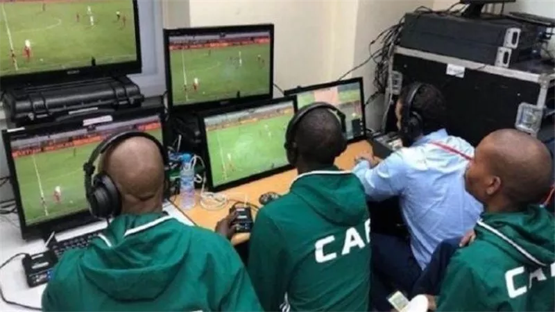 الكاف يقرر تطبيق VAR في دوري أبطال أفريقيا وتأجيله بالكونفدرالية