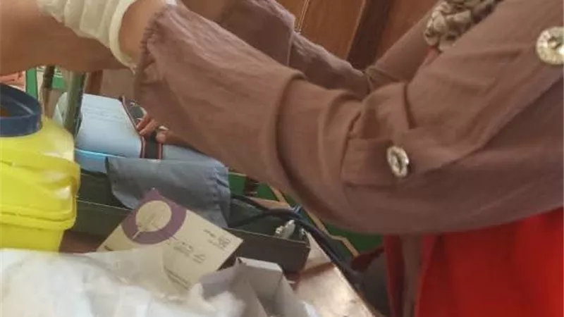 حملة 100 يوم صحة تواصل فحص المواطنين بمسجد الحسين بمنطقة الأمل في السويس