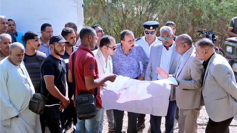 محافظ سوهاج يتفقد موقع تنفيذ وحدة تخفيض ضغط الغاز الطبيعي بمدينة ساقلتة