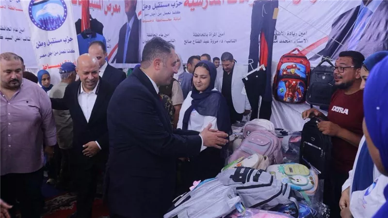 محافظ دمياط يفتتح معرضي «المستلزمات المدرسية» بمدينتي عزبة البرج ودمياط