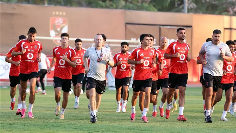 الأهلي يختتم تحضيراته لموقعة سموحة الليلة في الدوري 